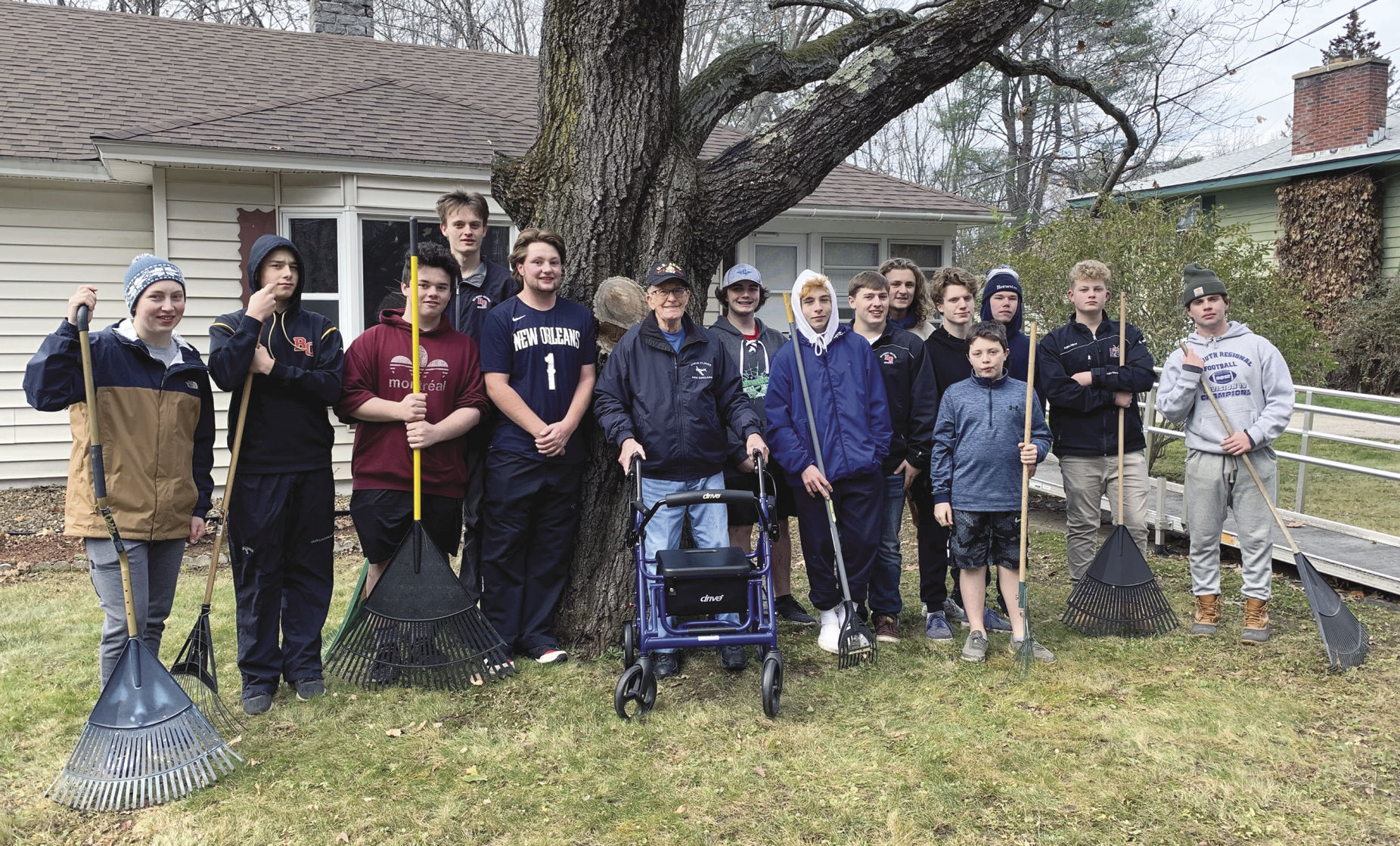 Hockey players help Veteran clean up yard